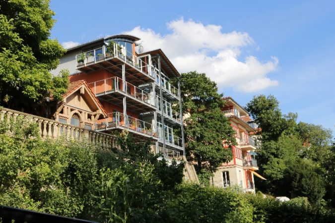 Große, helle Wohnungen am Hang ermöglichen eine weite Sicht über Dresden