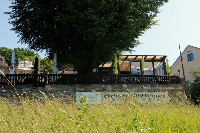 Gemütlich kann man von der Terrasse ins Grüne schauen.