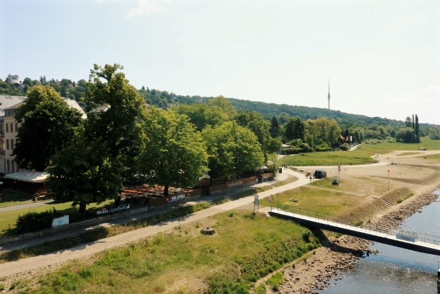 Der Blick vom Blauen Wunder zum Biergarten.