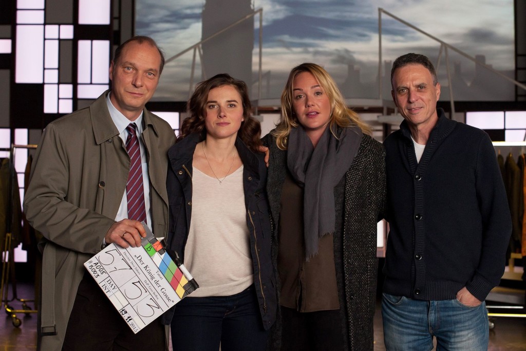 Drehstart Tatort "Der König der Gosse" (AT). Martin Brambach, Karin Hanczewski, Alwara Höfels und Regisseur Dror Zahavi (v.l.). Foto: "obs/MDR/MDR/Gordon Mühle"