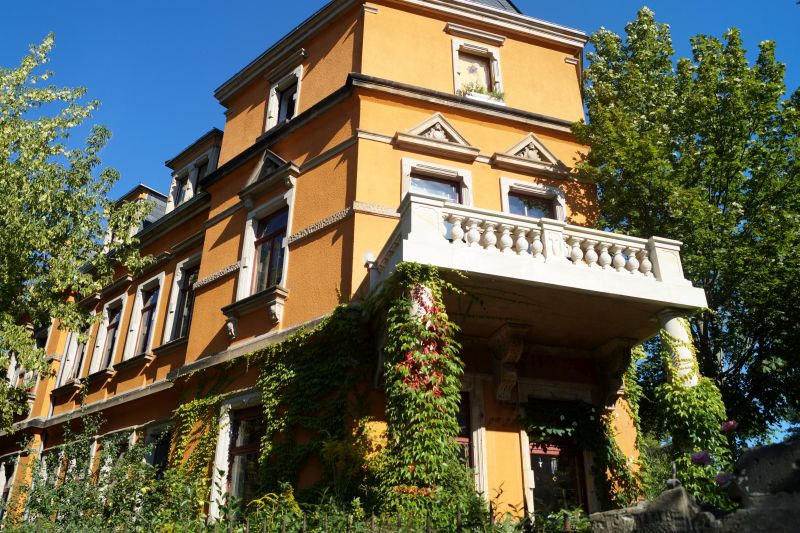 Eine repräsentative Villa an der Fischhausstraße mit begrünter Außenwand