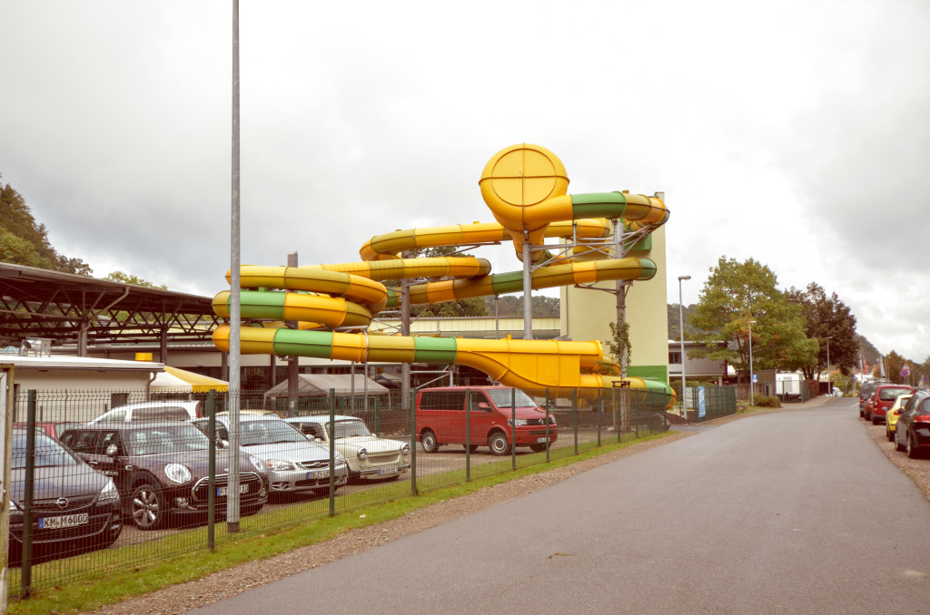 Im Hintergrund: die Mega-Rutschen vom Freizeitzentrum „Hains“